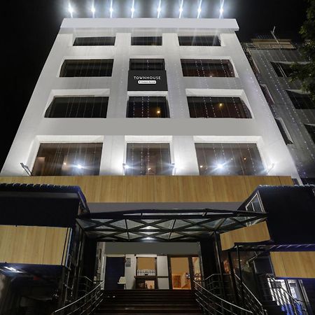 Townhouse Eluru Hotel Luaran gambar