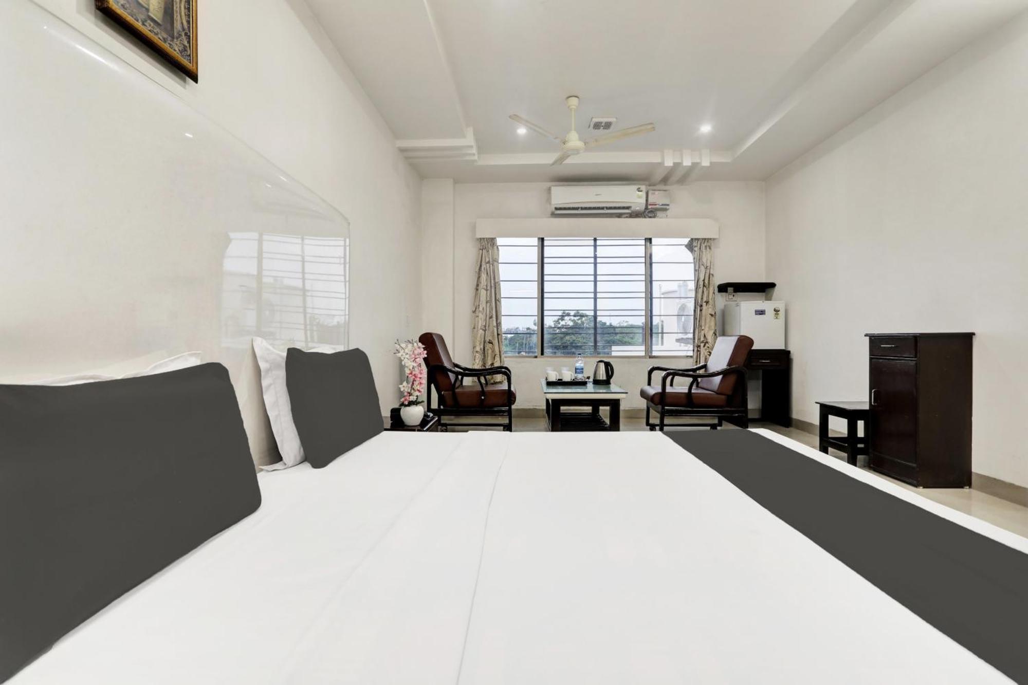 Townhouse Eluru Hotel Luaran gambar