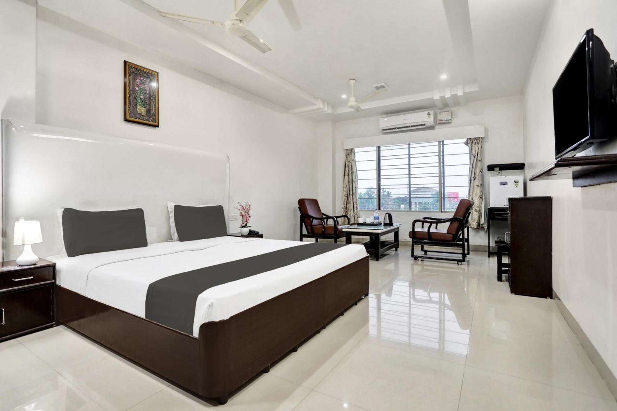 Townhouse Eluru Hotel Luaran gambar