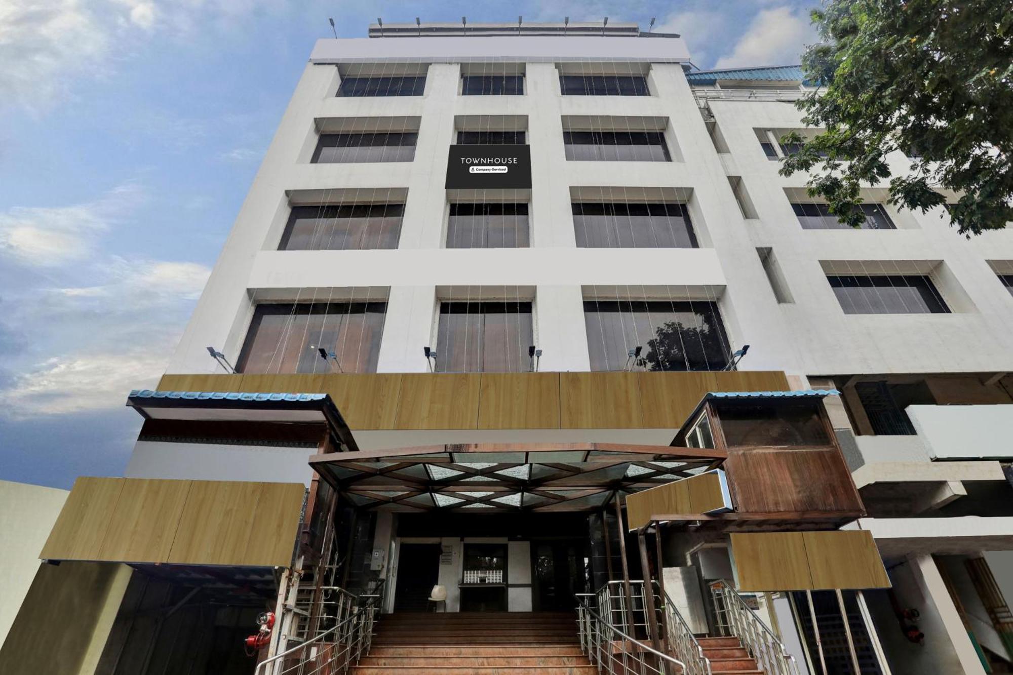 Townhouse Eluru Hotel Luaran gambar