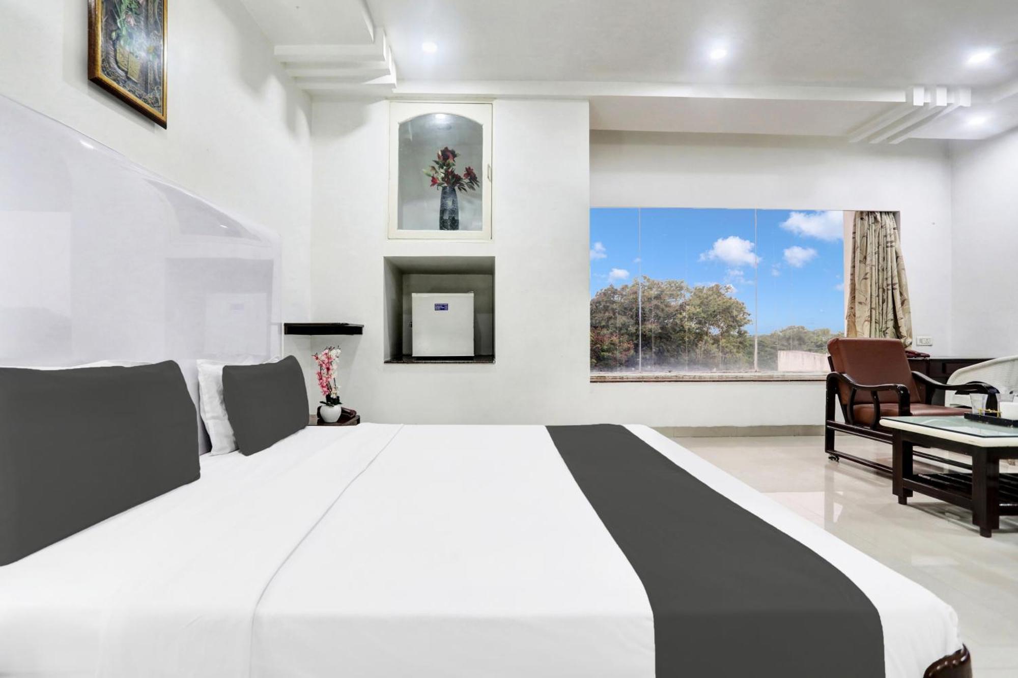 Townhouse Eluru Hotel Luaran gambar