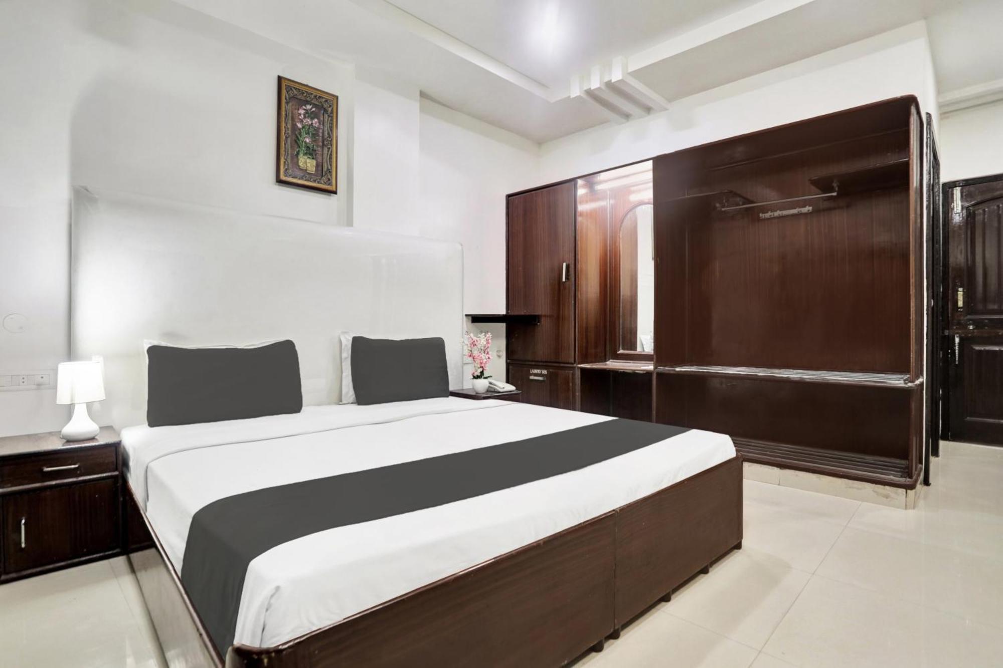 Townhouse Eluru Hotel Luaran gambar