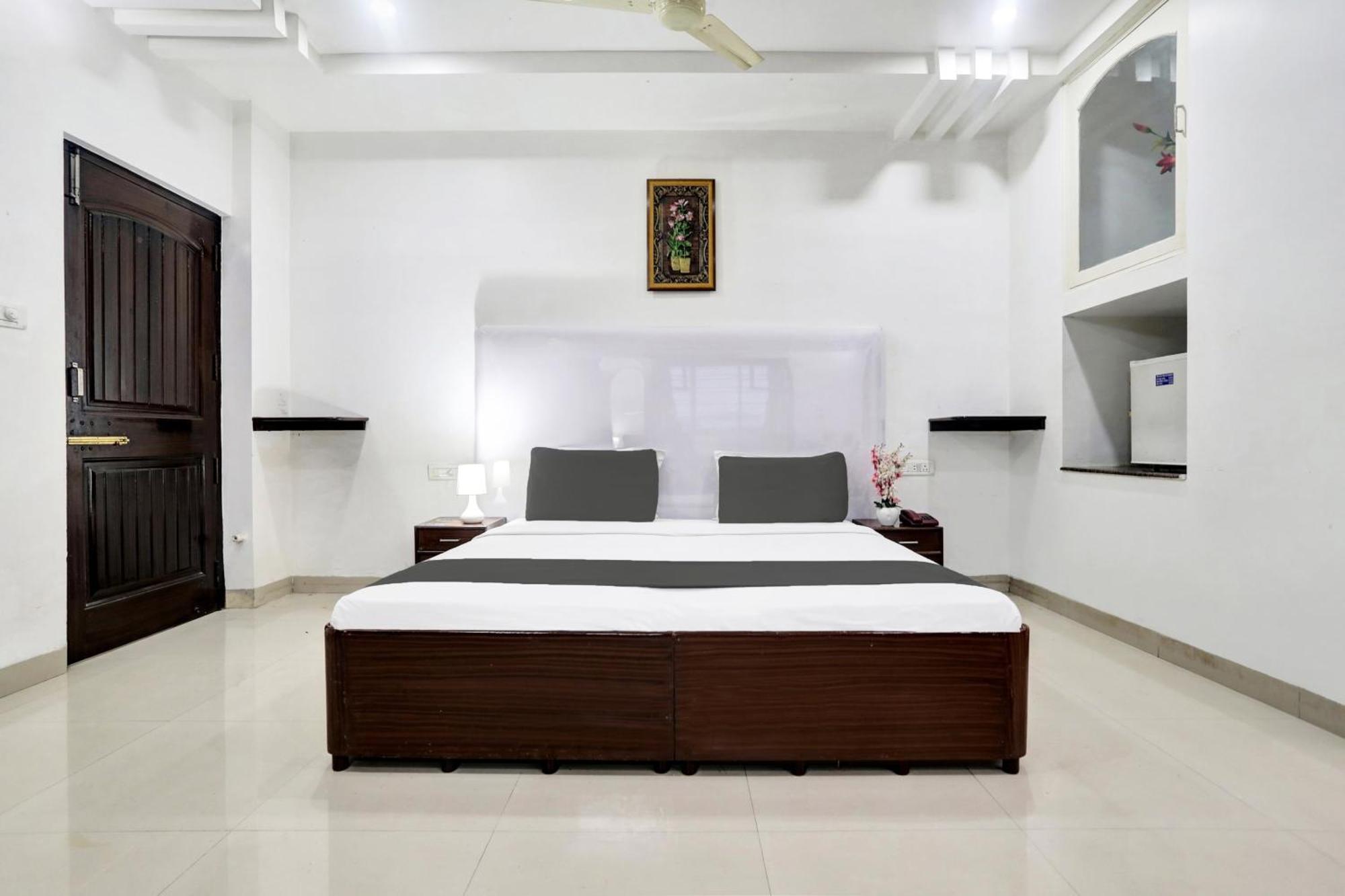 Townhouse Eluru Hotel Luaran gambar