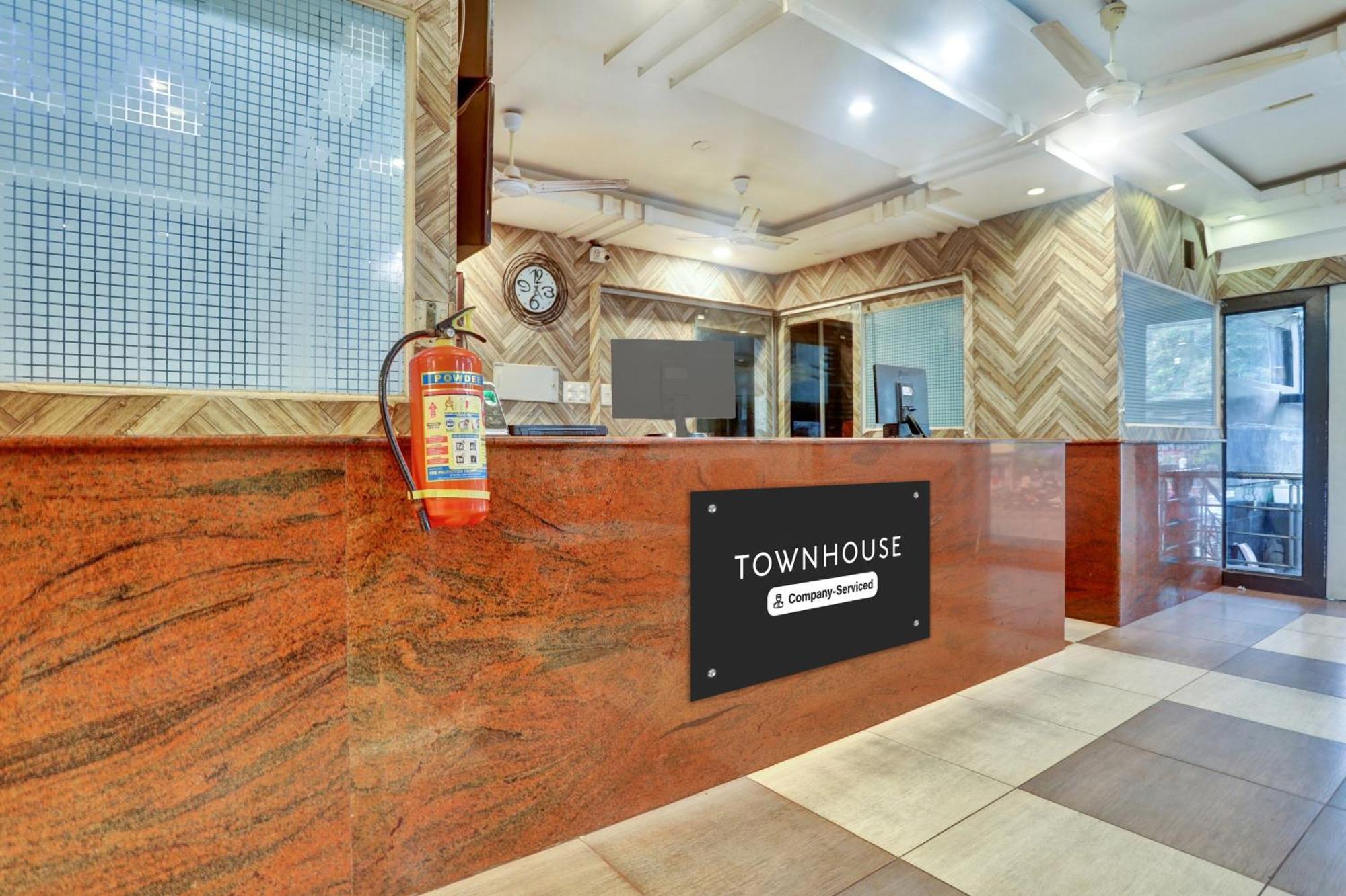 Townhouse Eluru Hotel Luaran gambar