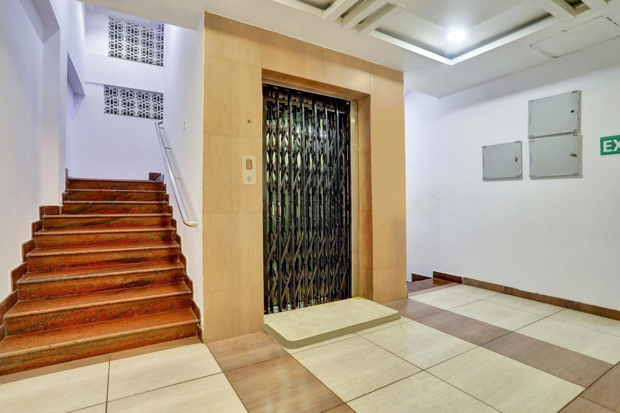Townhouse Eluru Hotel Luaran gambar