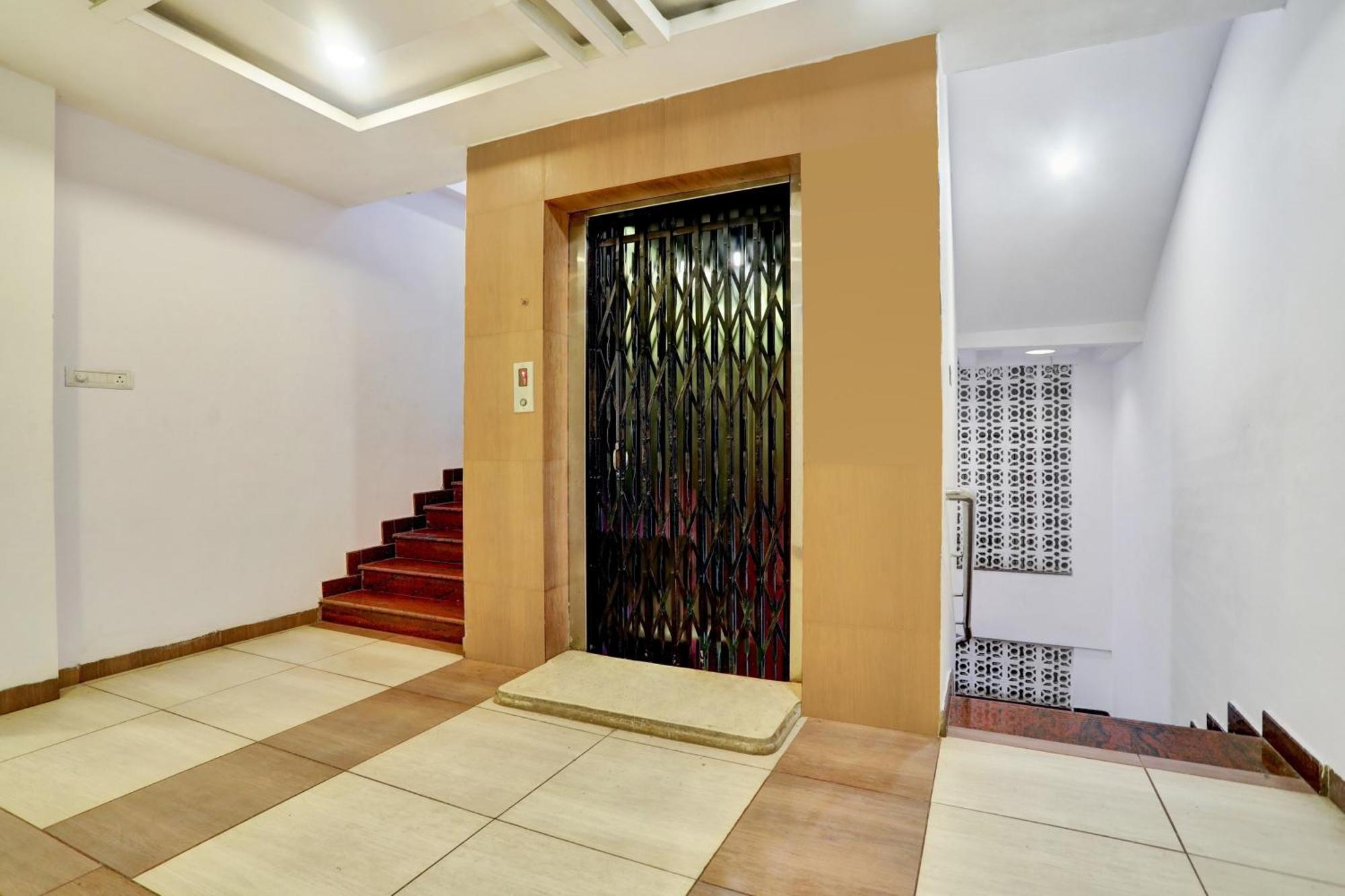 Townhouse Eluru Hotel Luaran gambar