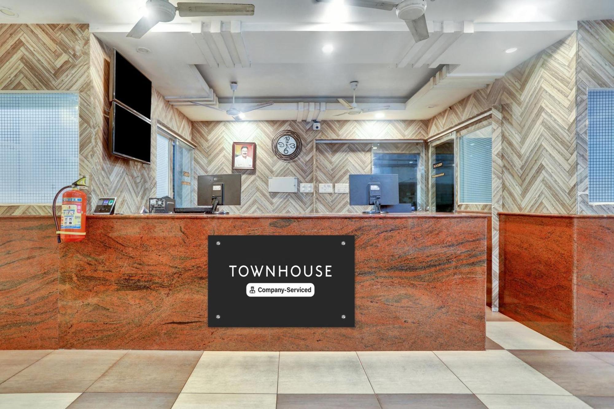 Townhouse Eluru Hotel Luaran gambar
