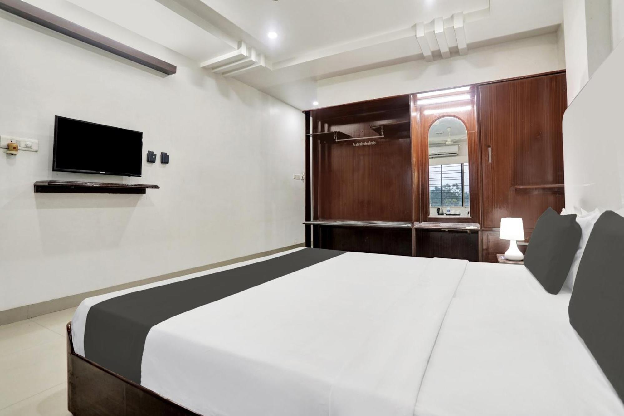 Townhouse Eluru Hotel Luaran gambar