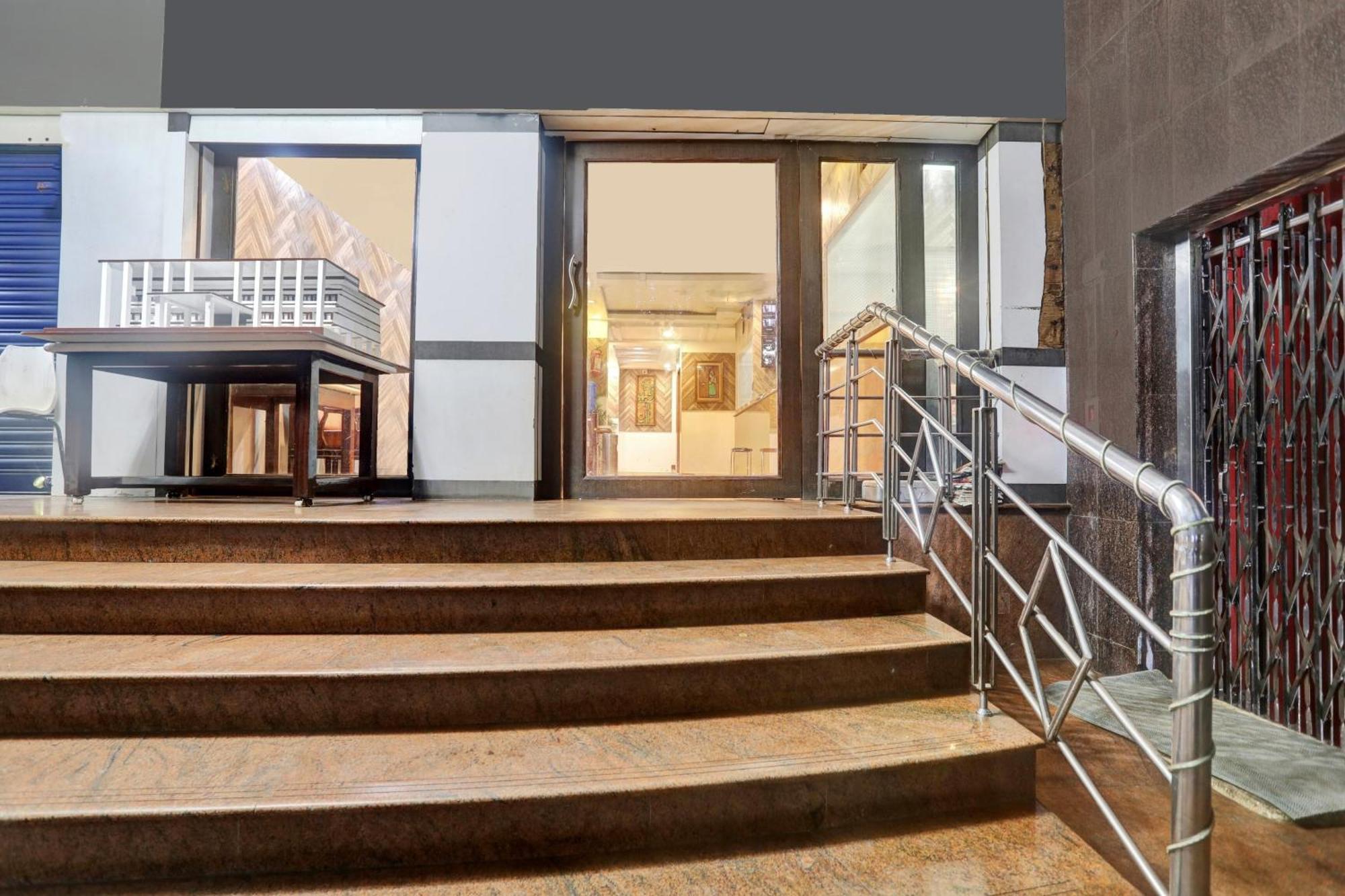 Townhouse Eluru Hotel Luaran gambar