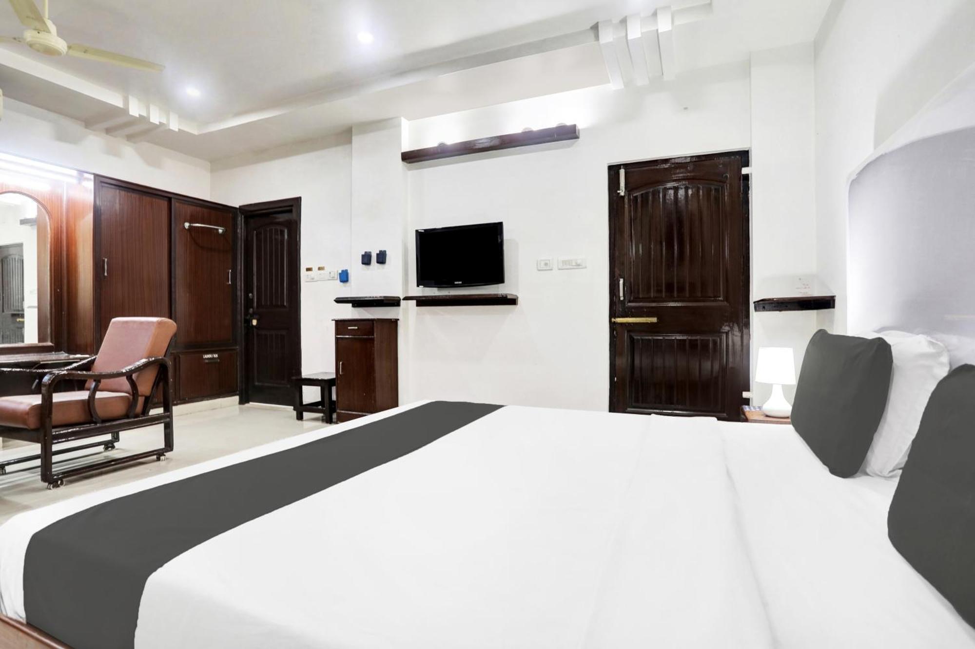 Townhouse Eluru Hotel Luaran gambar