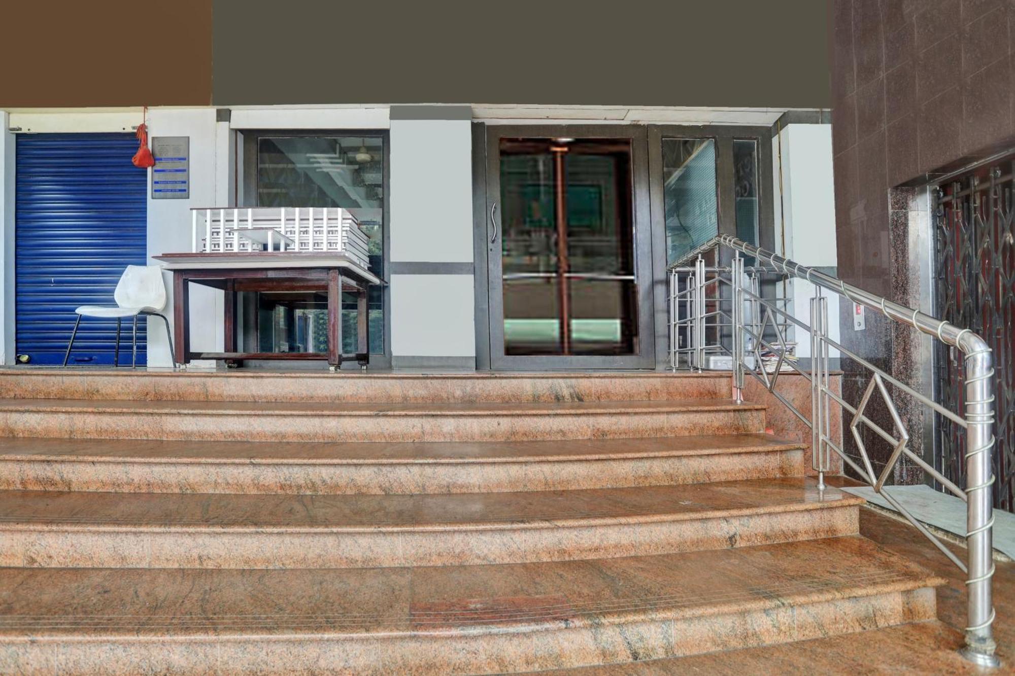 Townhouse Eluru Hotel Luaran gambar