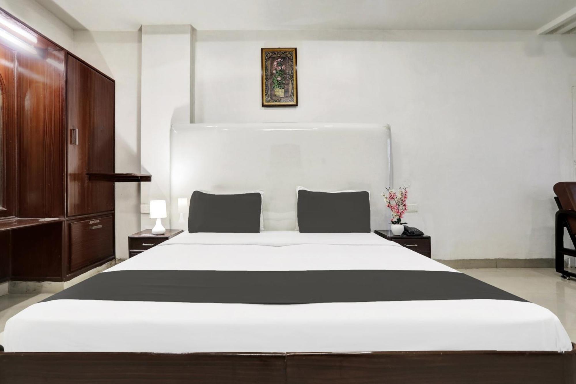 Townhouse Eluru Hotel Luaran gambar