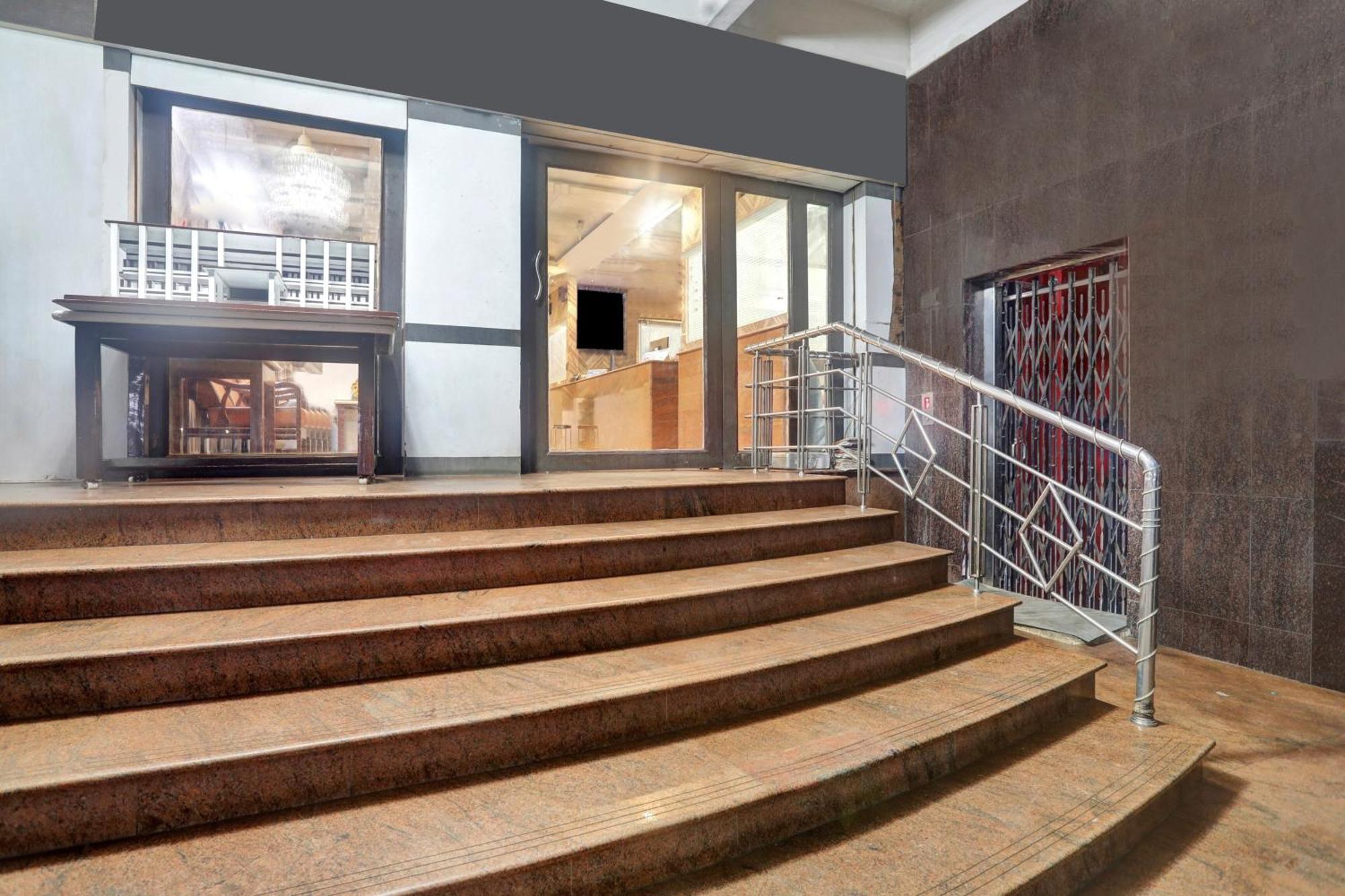 Townhouse Eluru Hotel Luaran gambar