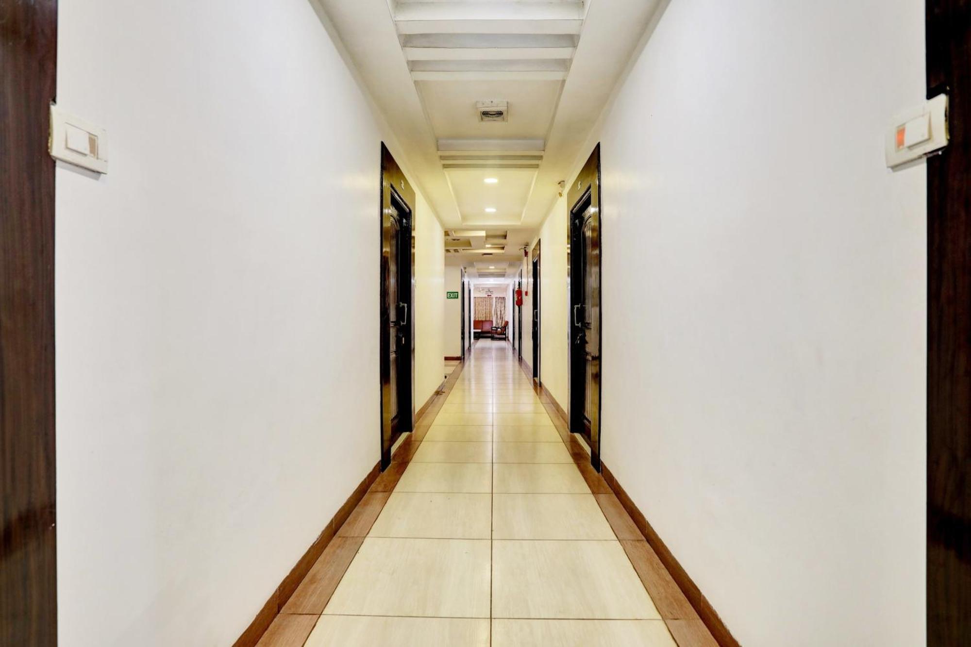 Townhouse Eluru Hotel Luaran gambar