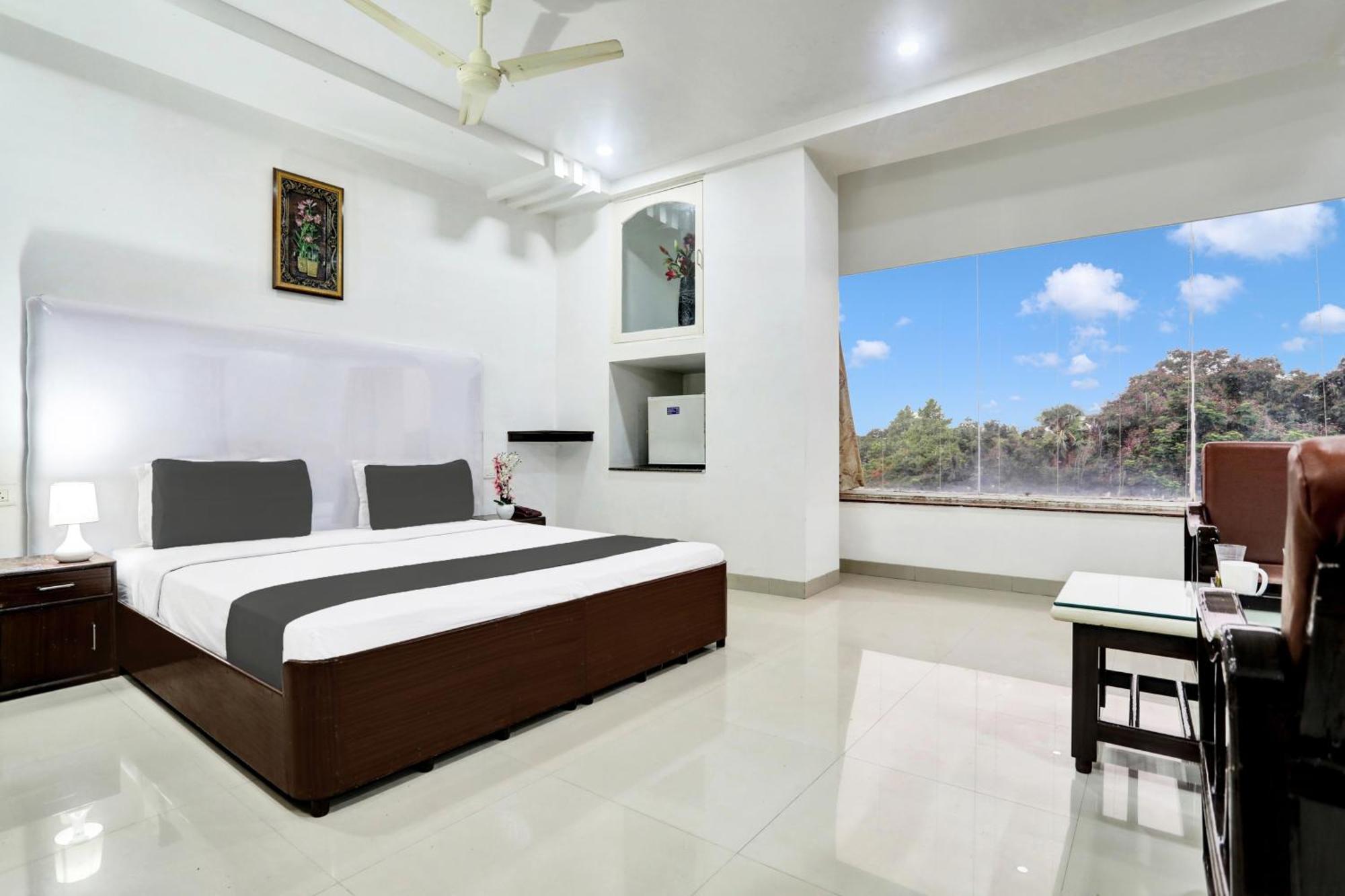 Townhouse Eluru Hotel Luaran gambar