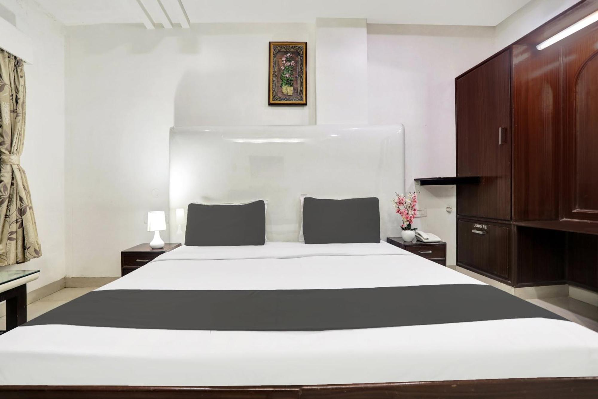 Townhouse Eluru Hotel Luaran gambar