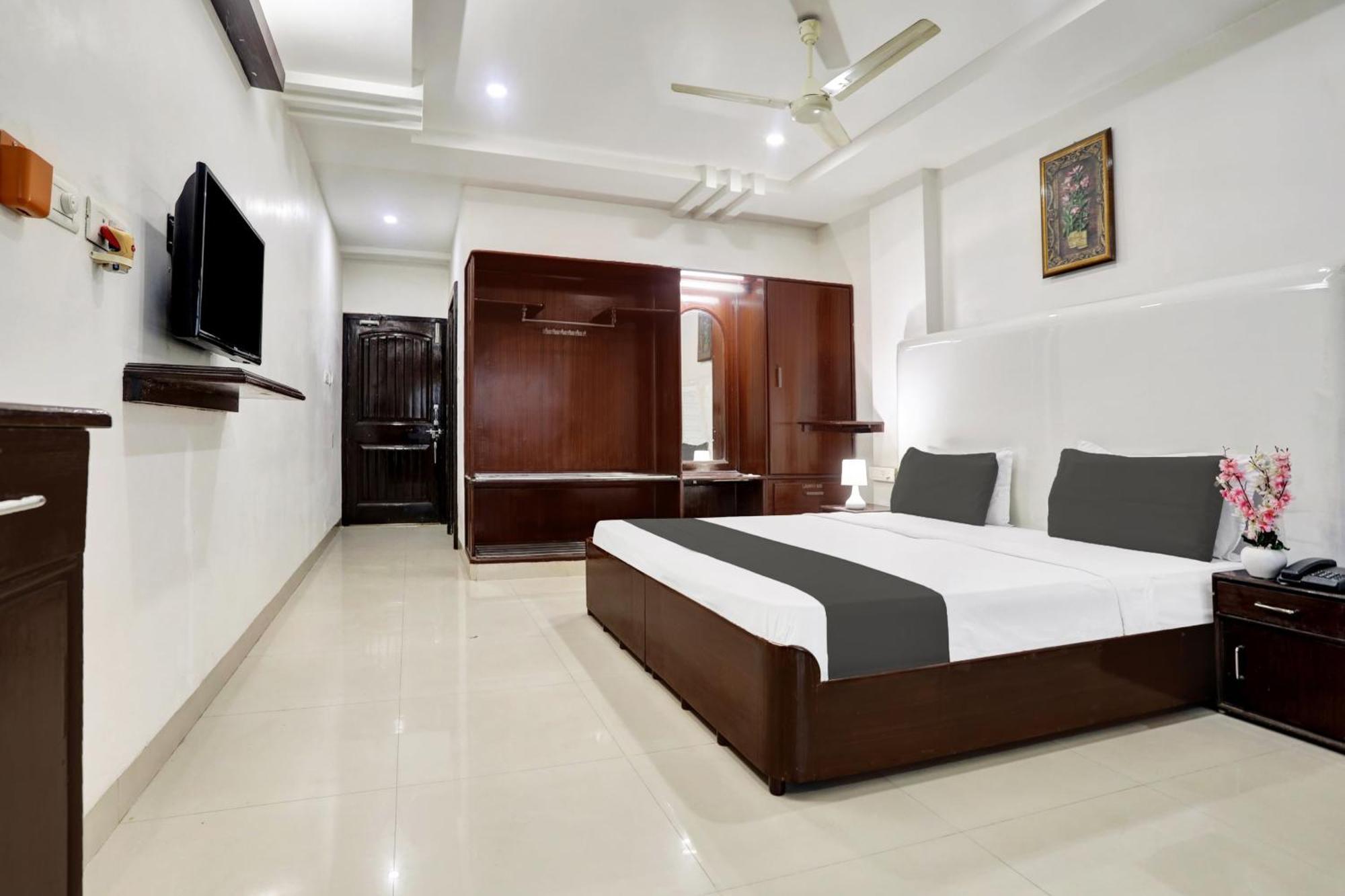 Townhouse Eluru Hotel Luaran gambar