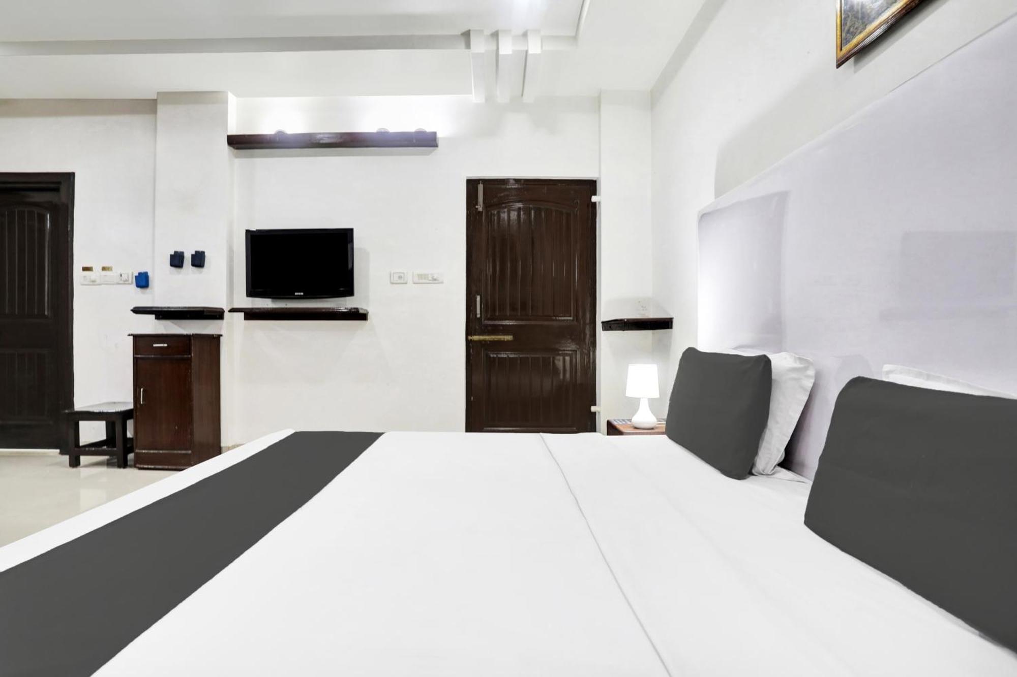 Townhouse Eluru Hotel Luaran gambar