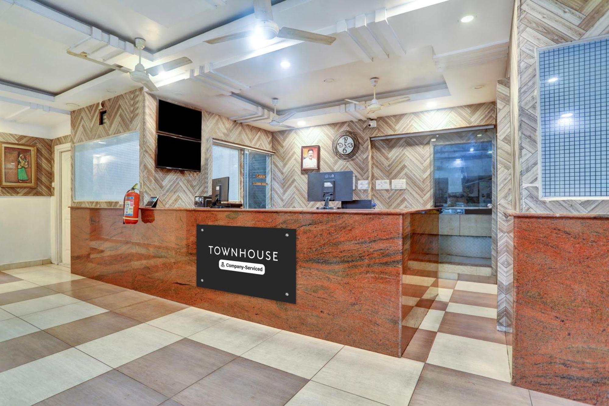 Townhouse Eluru Hotel Luaran gambar